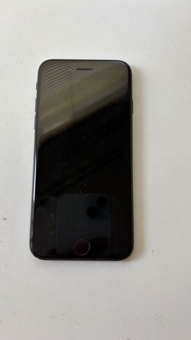 iPhone SE 2020г. 64гб. В прилично състояние, следи от използване.