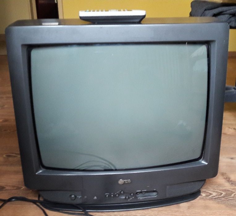 Televizor color LG, diagonala 57 cm.