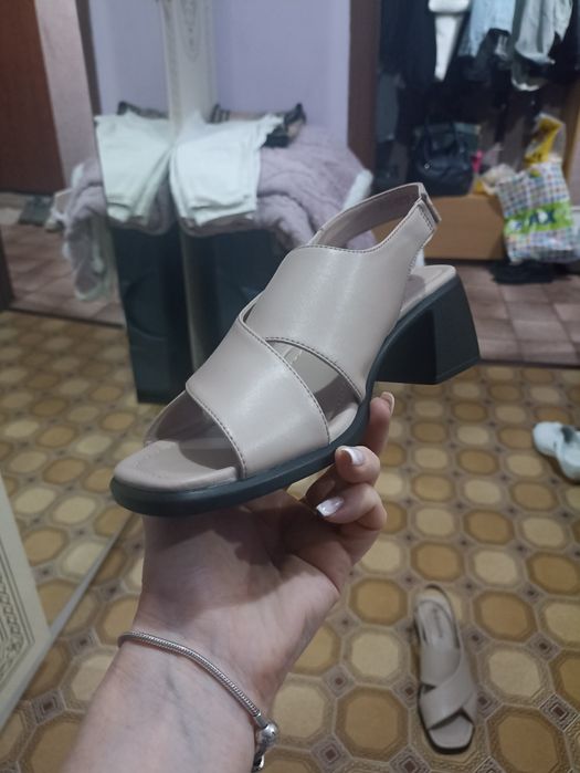 Босоножки женские продам