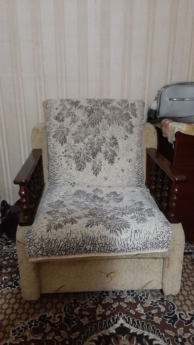 Продается диван книжка с двумя креслами,состояние идеальное