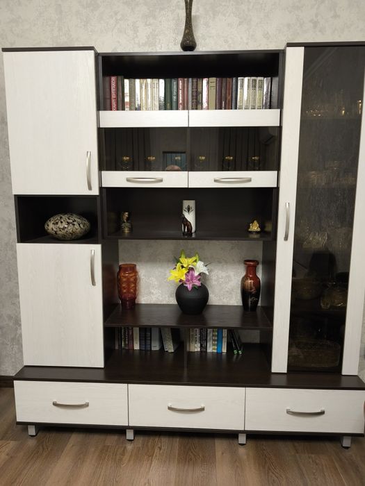 Горка (сервант) в идеальном состоянии