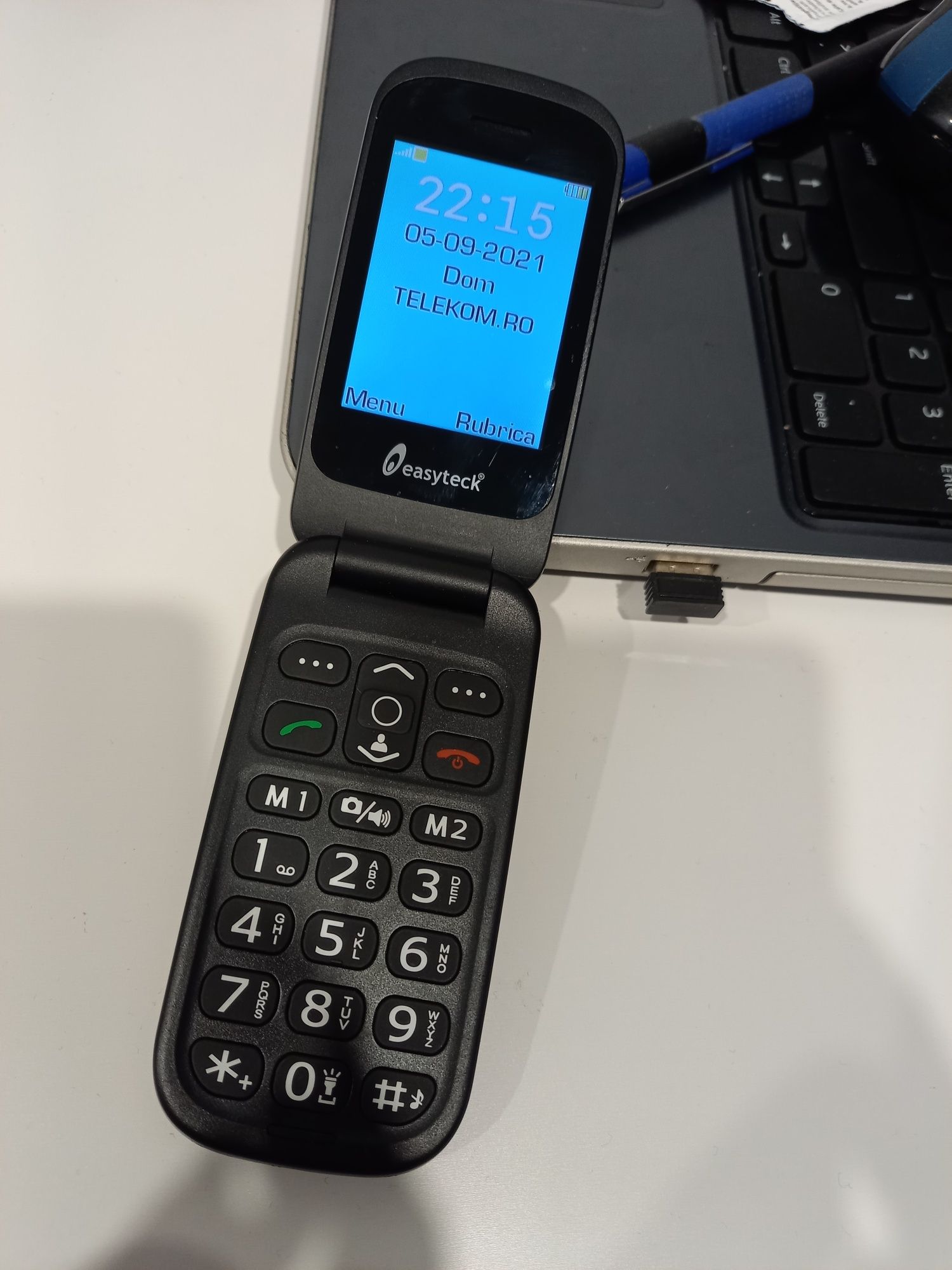 Telefon cu clapeta cu display și butoane mari.