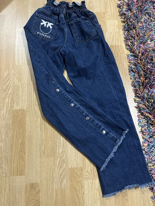 Дънки с ластик в талията.