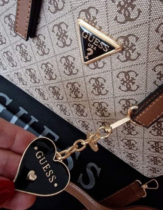 Geanta damă Guess, super model, logo metalic, saculet, etichetă