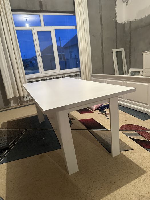 Срочно продается стол белый!