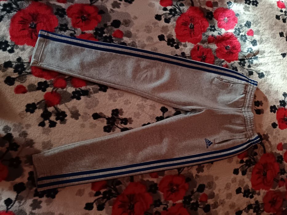 Vând pantaloni Adidas