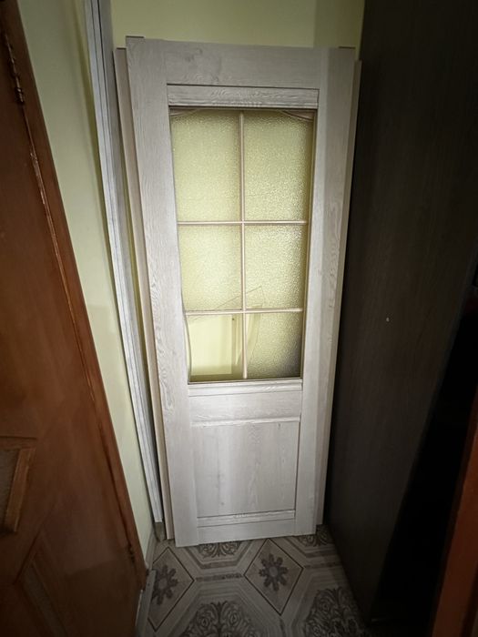 Продаются межкомнатные двери, нужно вставить стекло, новые.