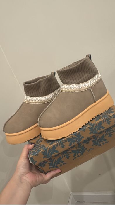 Уги серого цвета