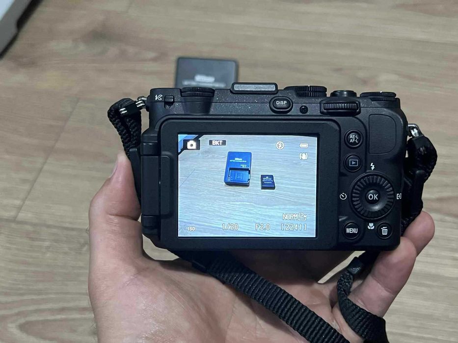 Aparat foto digital Nikon Coolpix P7700 cu incarcator si 2 acumulatori