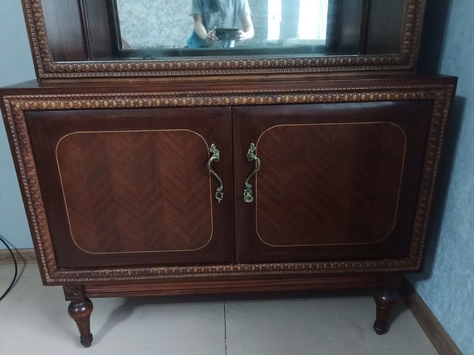 Антикварный сервант из дерева