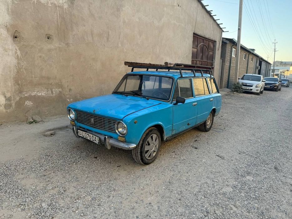 Vaz 2102 xolat o'rta yurib turgan moshina
