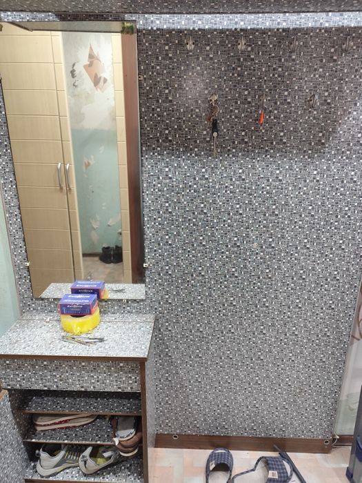 Маленькая прихожая серого цвета