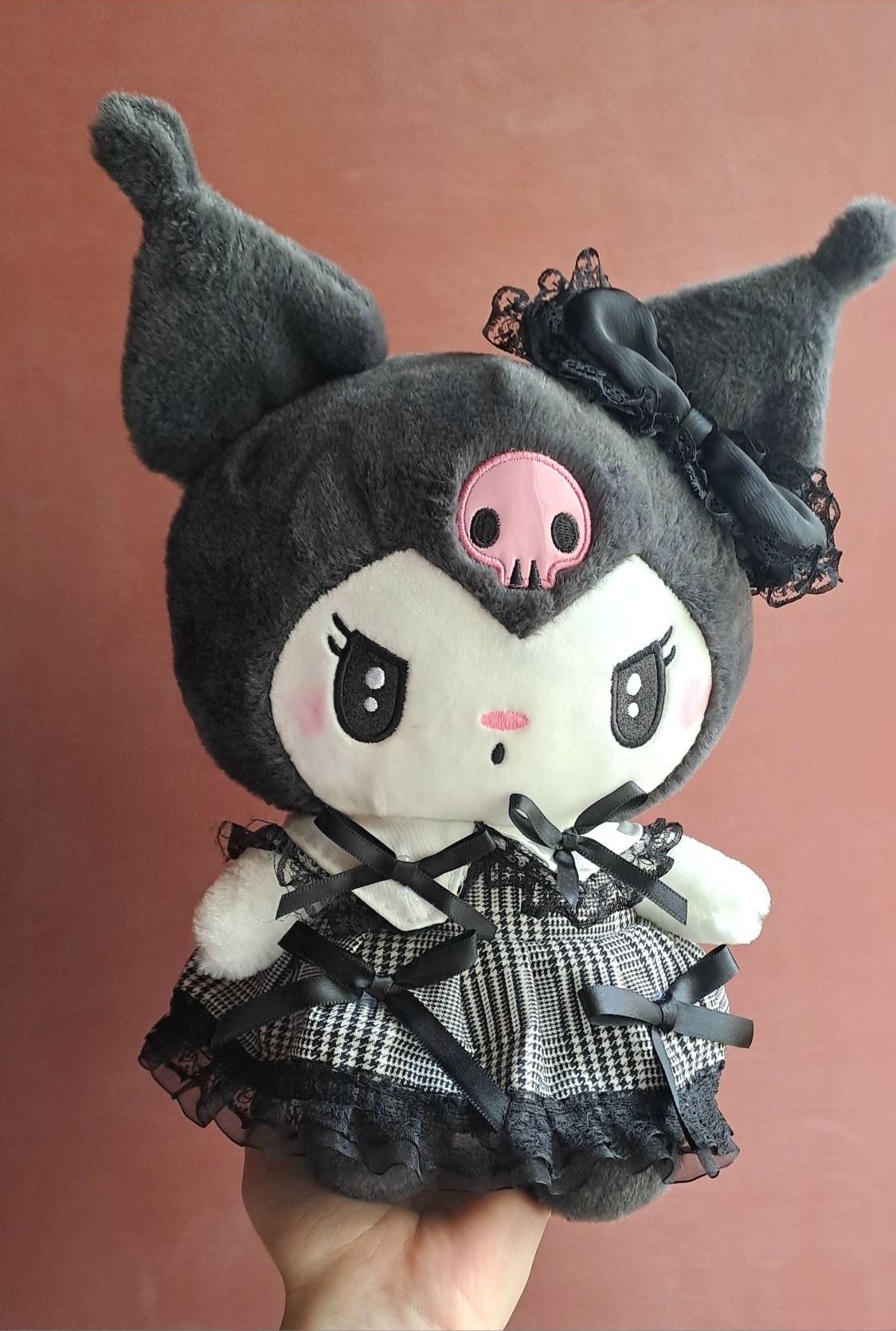Pluș kuromi gri cu rochiță si fundițe sanrio hello kitty