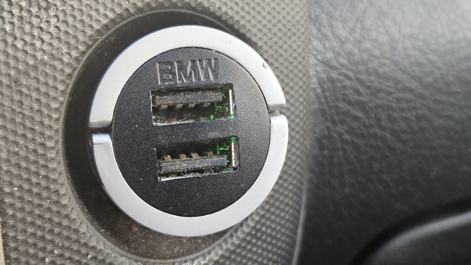 Зарядно с 2 USB за автомобил