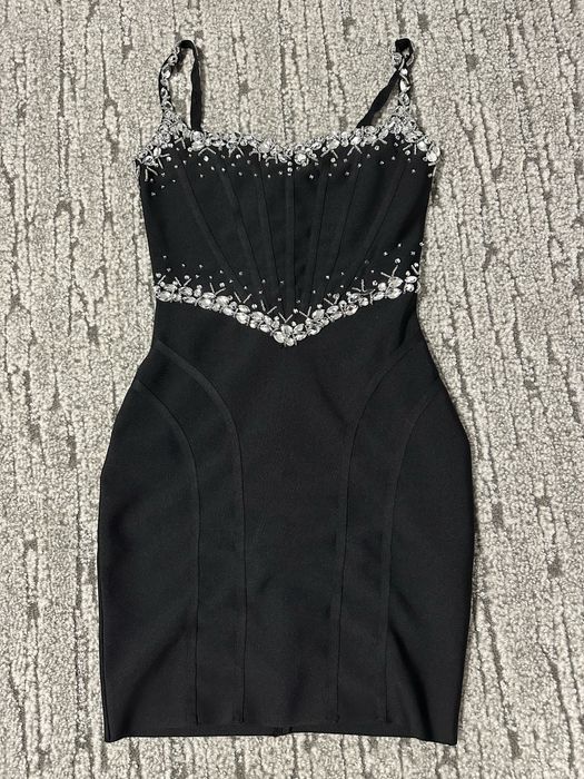 Бандажна рокля с камъни