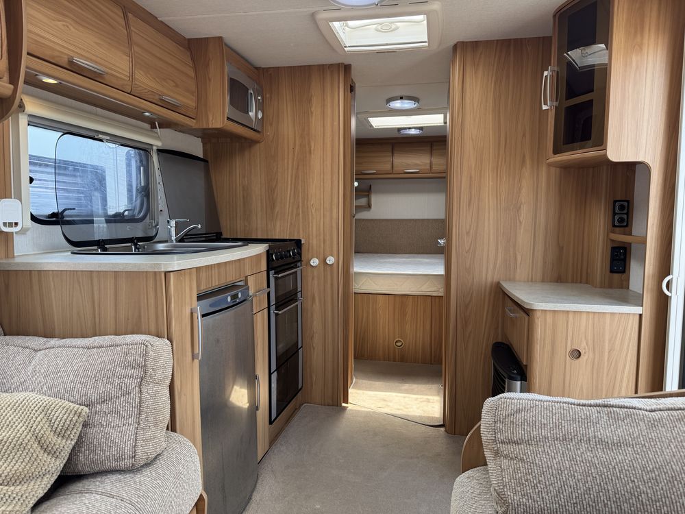 Rulota 2010 lunar lexon SI cu pat island,motor mover, cort mare etc