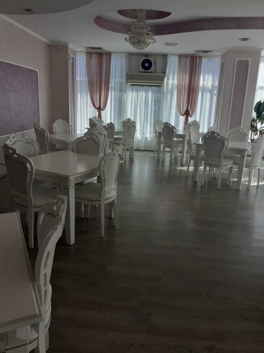 Vand scaune si mese pentru restaurant