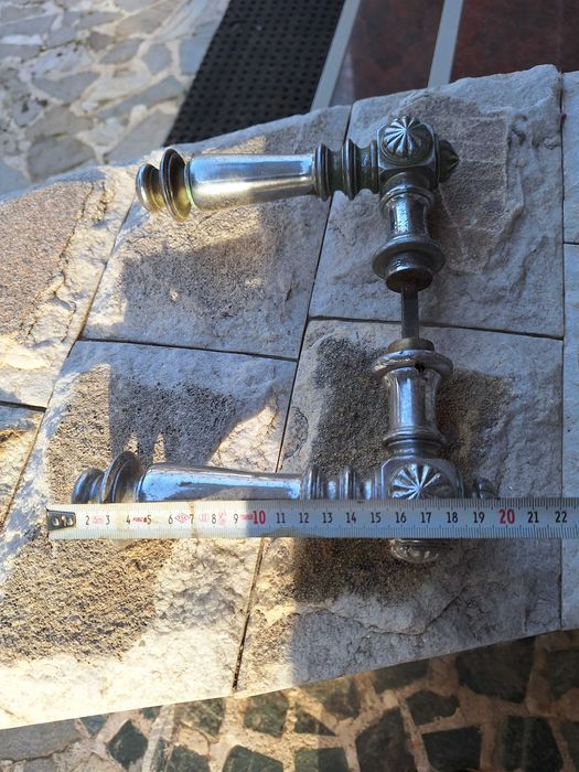 Много стари дръжки от брава от голяма порта.