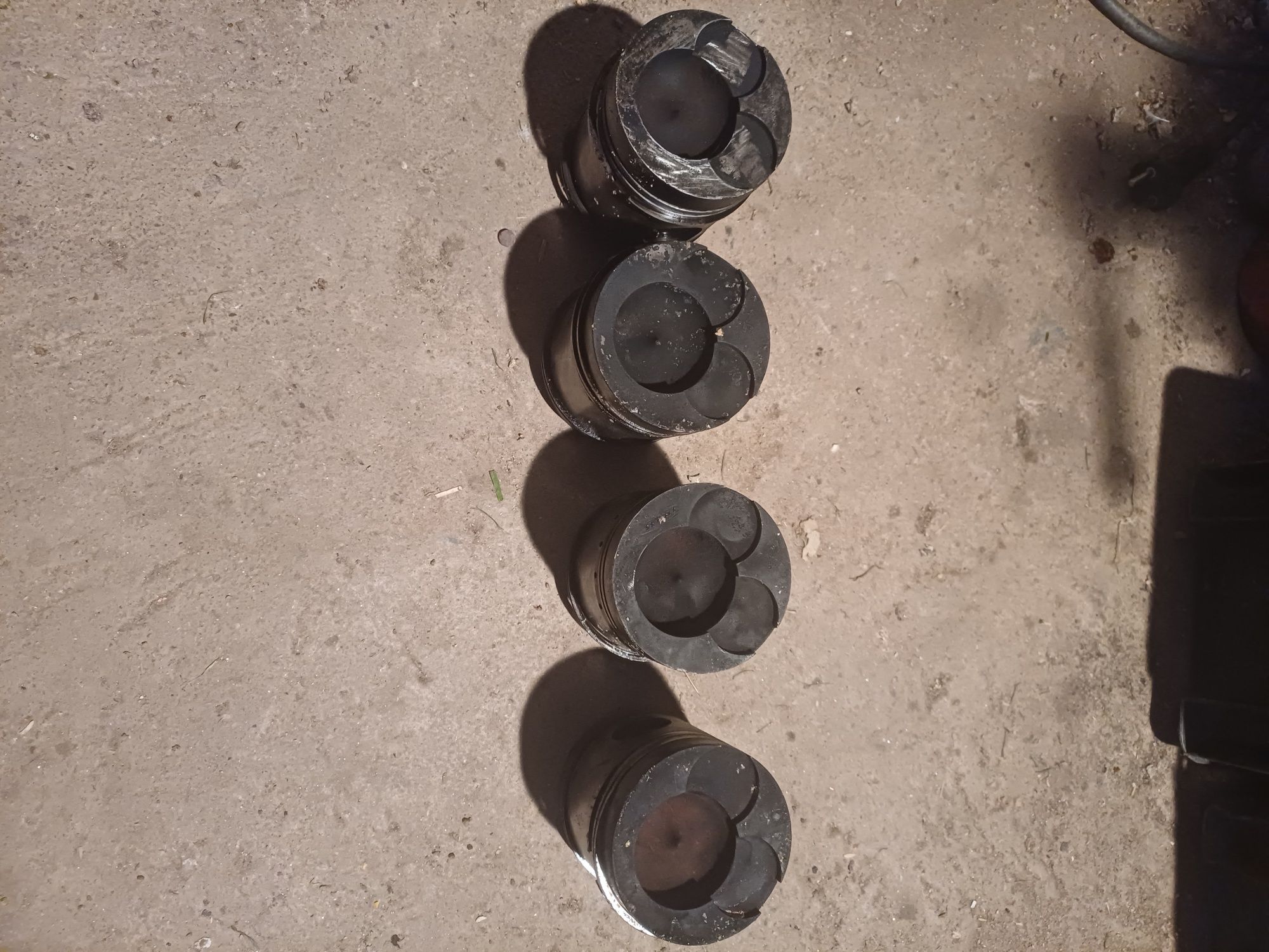Vând un set de pistoane de David Brown 850