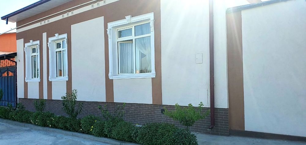 Ховли, катеж 6 сотих. Ремонтлари яхши. Катта йул буйида.