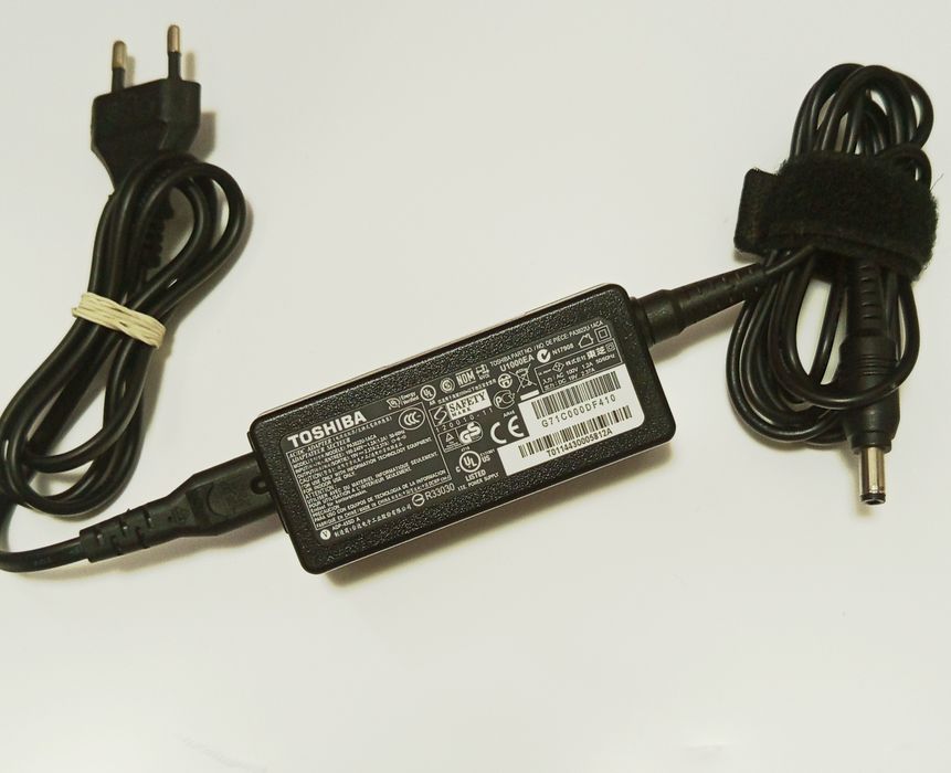Vând Încărcător Toshiba 19V 2,37Amperi
