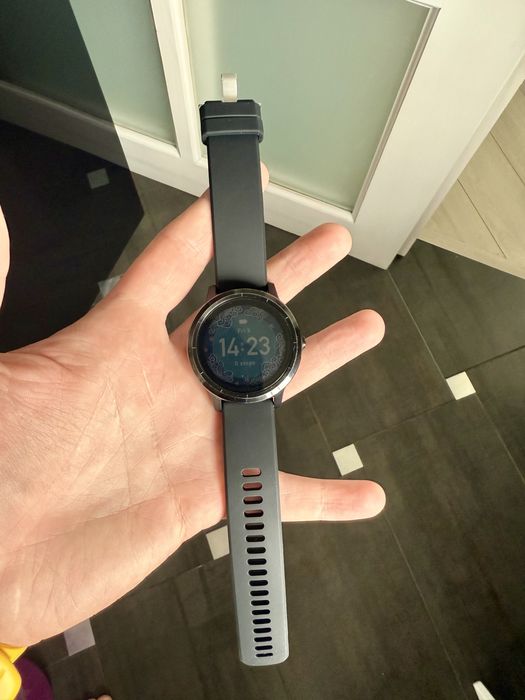 Продам часы Garmin vivoactive3