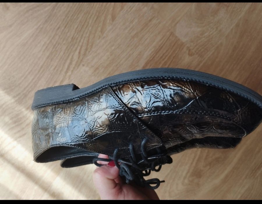 Pantofi eleganți cu șireturi din piele lăcuită, de culoare maro