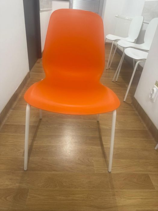 Scaune albe si portocalii