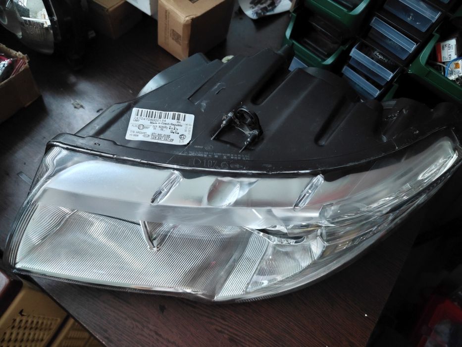 Far bi-xenon adaptiv Skoda Superb 2