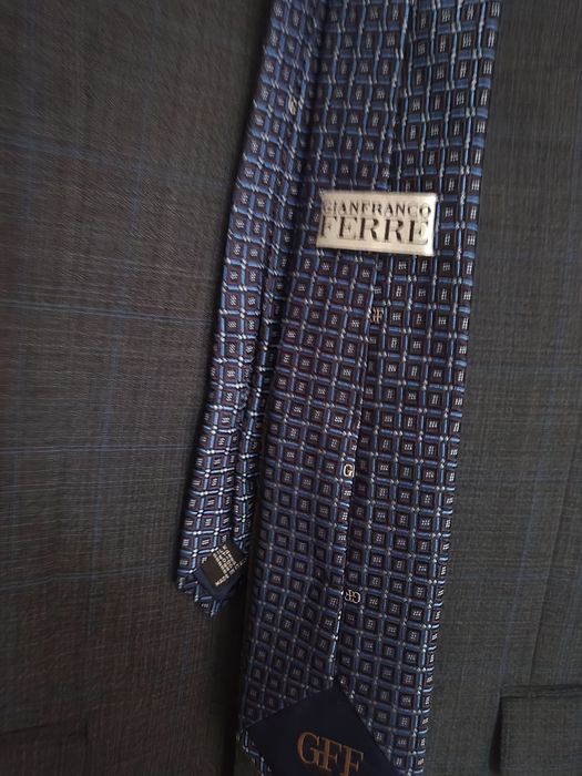 Мъжки костюм-Gianfranco Ferre 58IT размер 

мъжки костюм, черен, 52 IT
