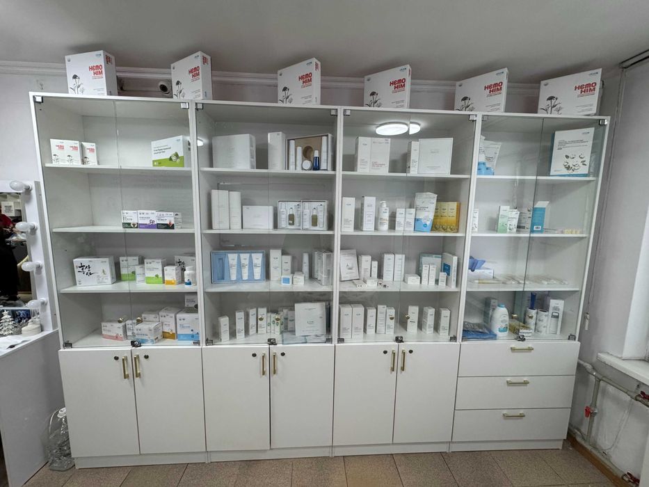 Шкаф витринный для аптек, салонов красоты, офисов и магазинов