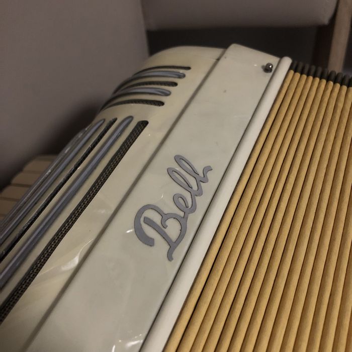Acordeon Italian Bell 120 bași- alb perlat