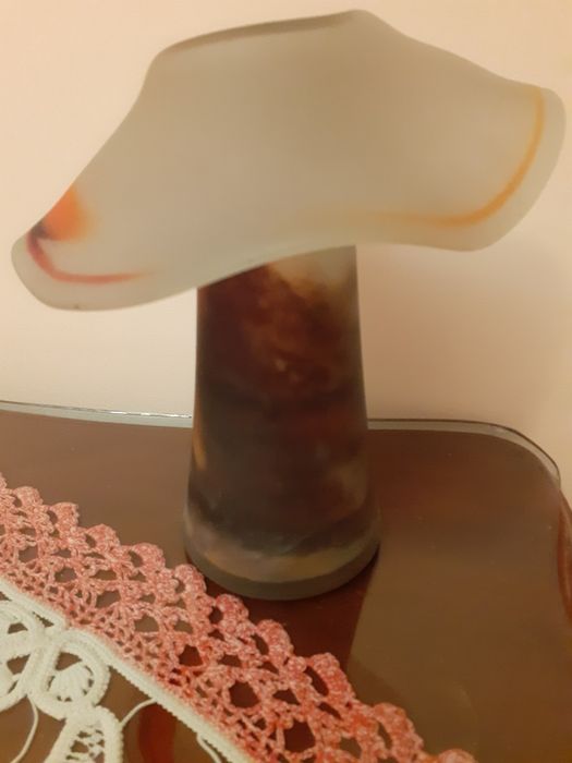 Vază, model deosebit,formă de pălărie,înaltă de 20 cm