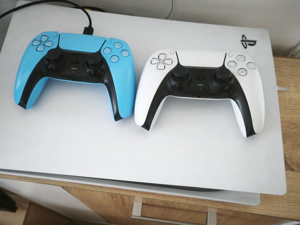 Продаваме PlayStation 5 с два джойстика