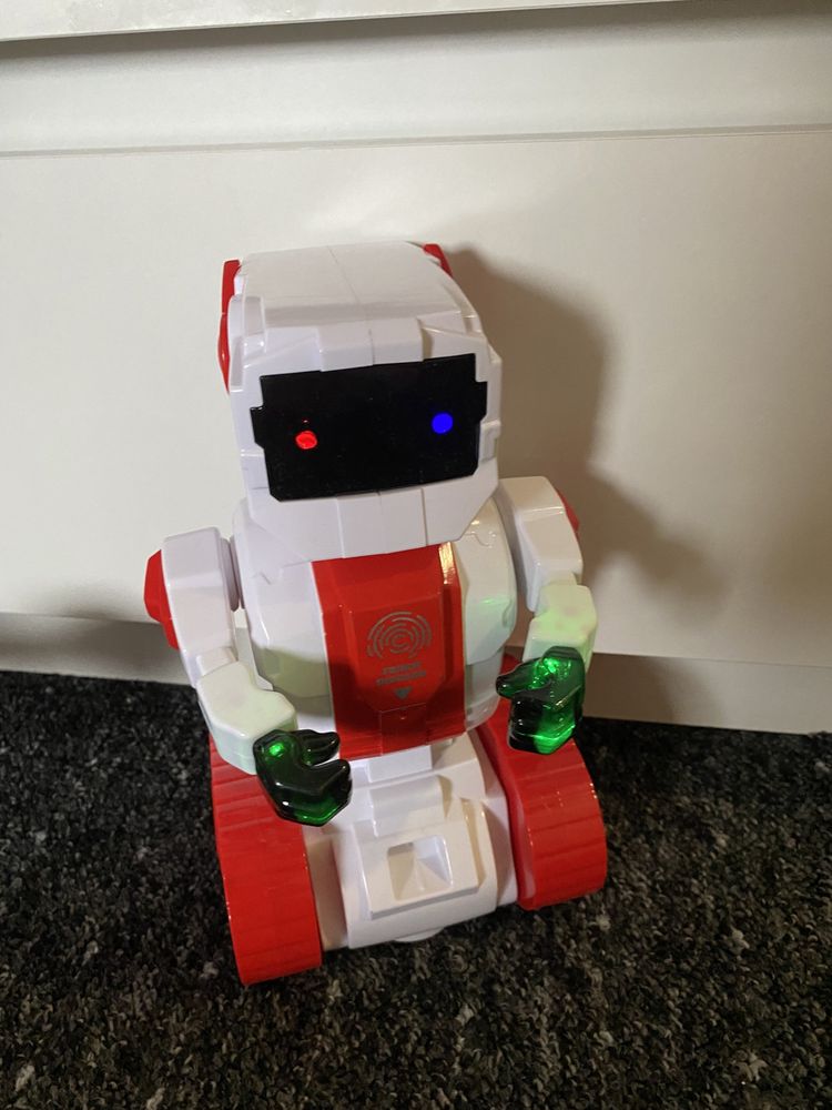Robot Interactiv(canta ,povesteste,danseaza )