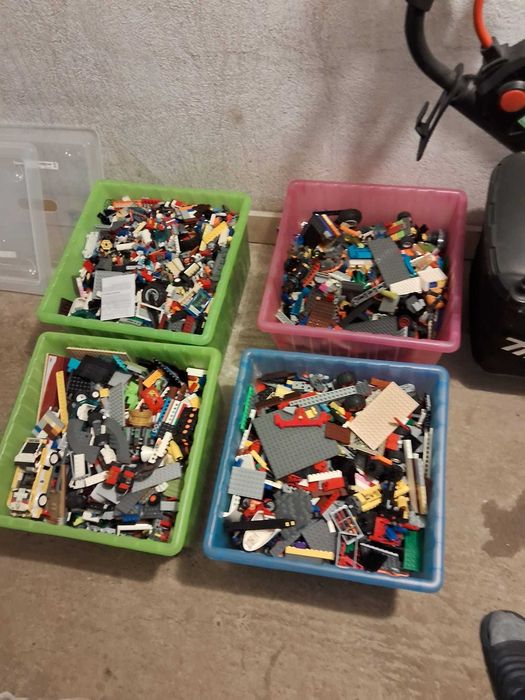 LEGO - 35 kg piese diverse cu peste 30 carti de instructiunile
