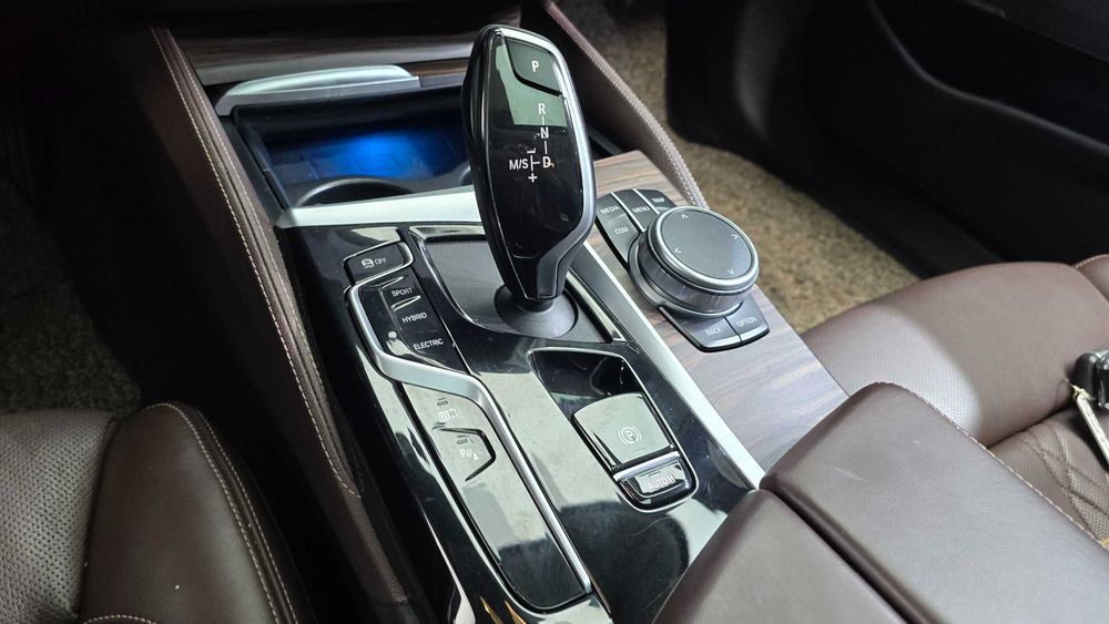 BMW 5-Series 530e Luxury   23