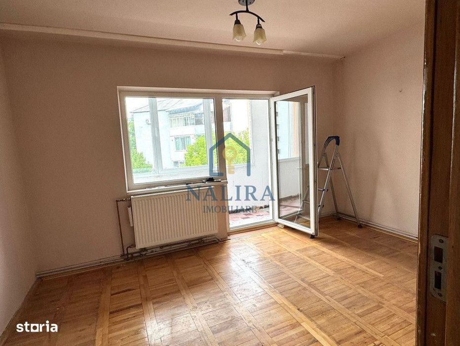 De vanzare apartament cu 3 camere decomandate etaj 3/4 Petru Rares