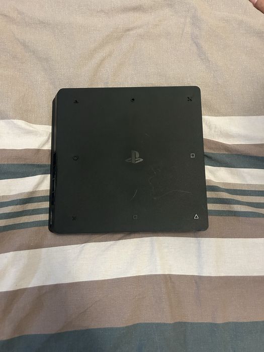 Ps4 с 3 конъролера запазен за годините си