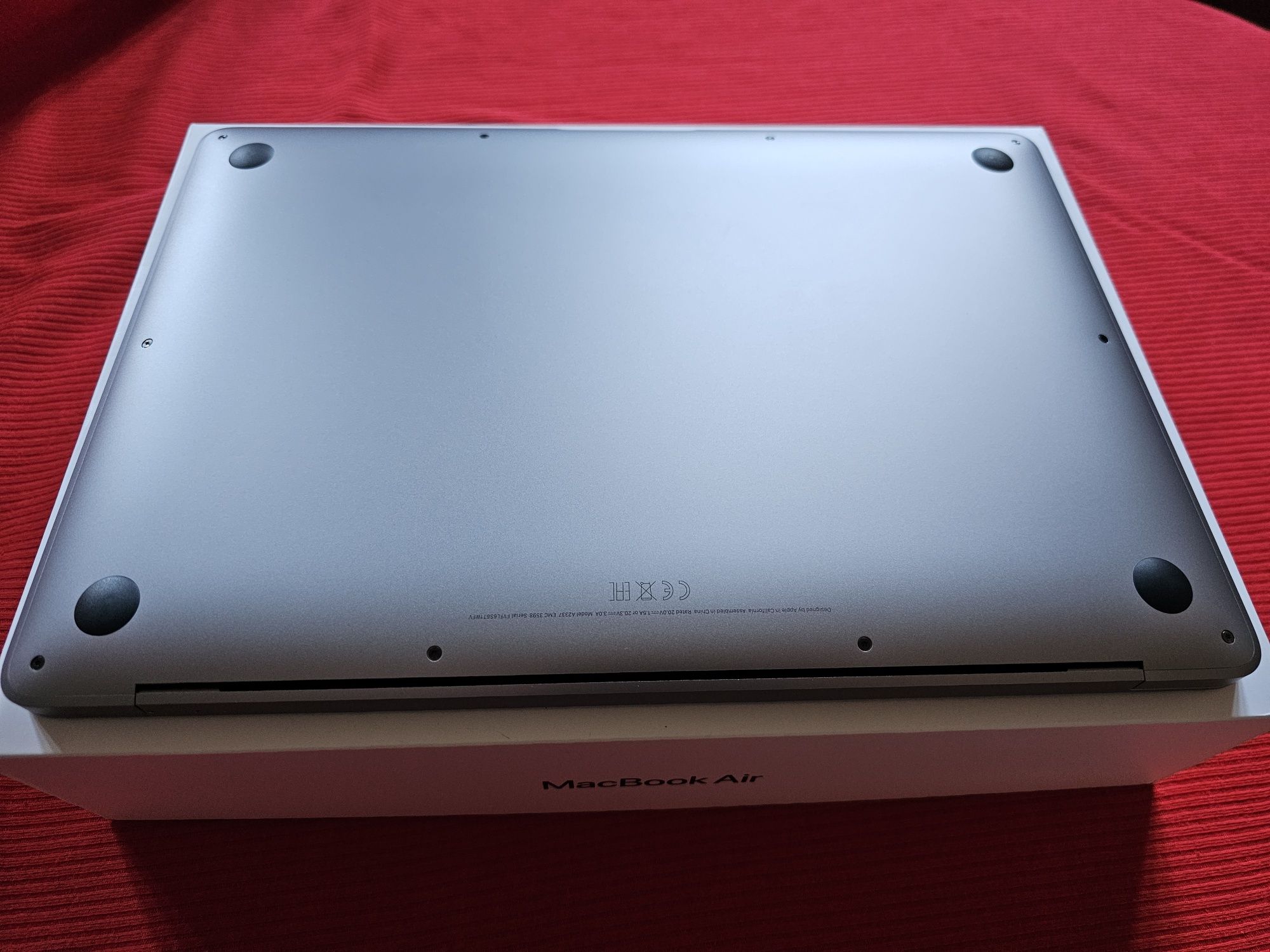 Laptop Apple MacBook Air 13-inch, True Tone, procesor Apple M1