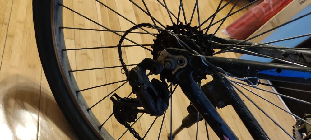 Vând bicicleta pentru piese