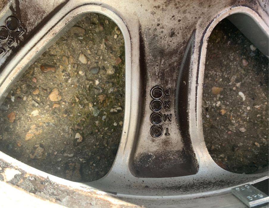 Зимни гуми 225/50/17 на един сезон с оригинални джанти за Ауди