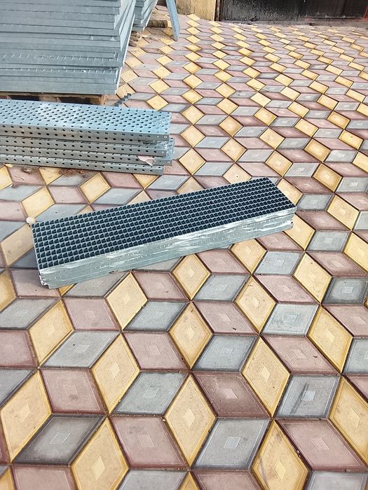 Vând trepte pentru scări și pentru spălătorii auto și grătare zincate