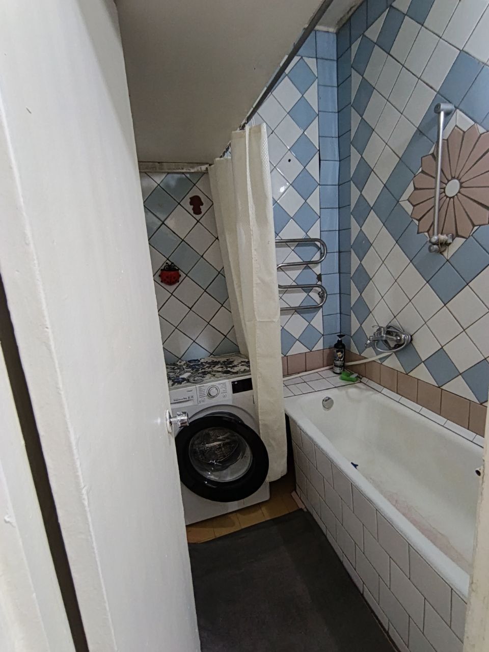 Mirzo Ulugbek metro 2/4/4 balkon 1,5x3 kvartira sotiladi