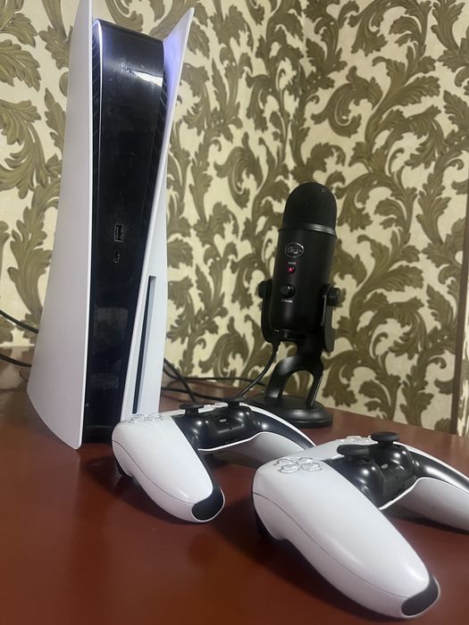 Playstation 5 (ideal) 750GB + 2Controller Pult bilan
