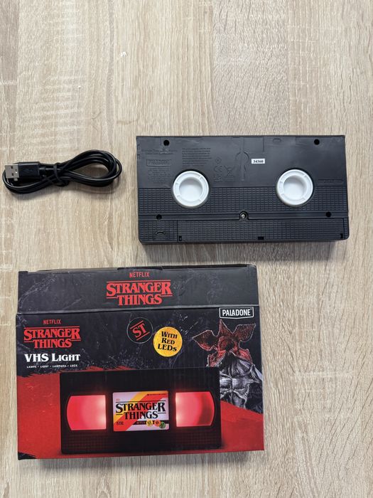 Stranger Things: VHS Logo Light Lumina / bec in forma de caseta video