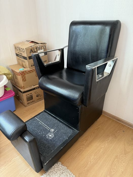 Педикюрное кресло в хорошем состоянии(раскладное )