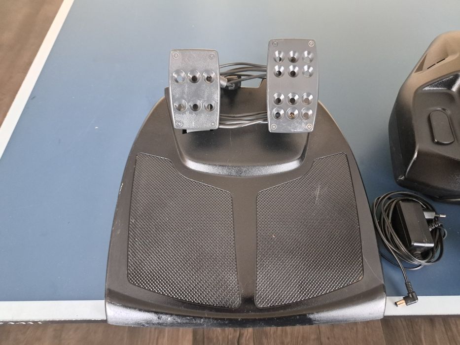Волан с педали Logitech momo force feedback  за pc