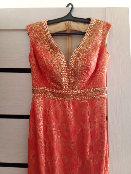 Платья 42-44размер только один раз одевала ,уступка будет