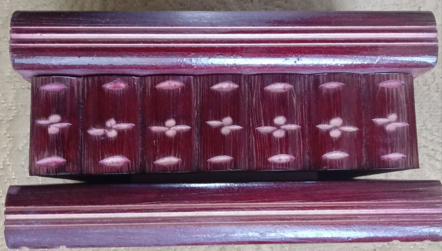 Frumoasa cutie vintage din lemn.